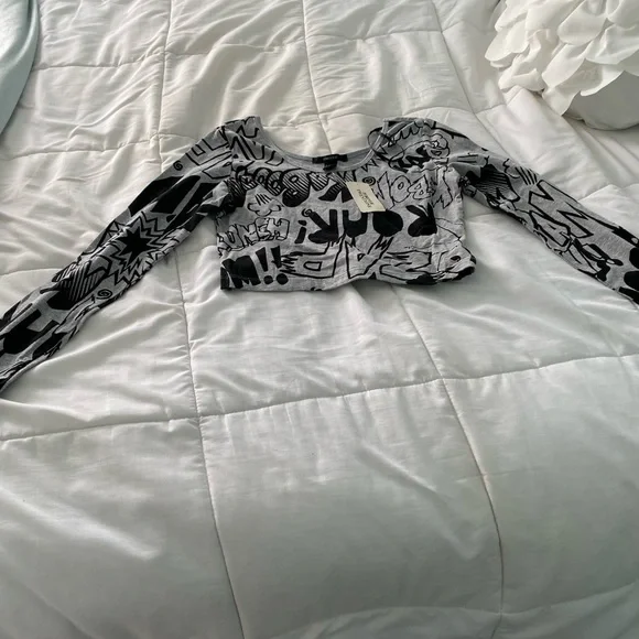 Forever 21 NWT Crop Top- Long Sleeve- Grey & Black Batman Inspired Size Medium - Picture 7 of 12